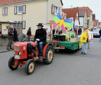 CDU Wagen:
 die kleine Raupe Nimmersatt
Der Mann in Schwarz: Christoph Zehfuss Foto: Franz Gabbath